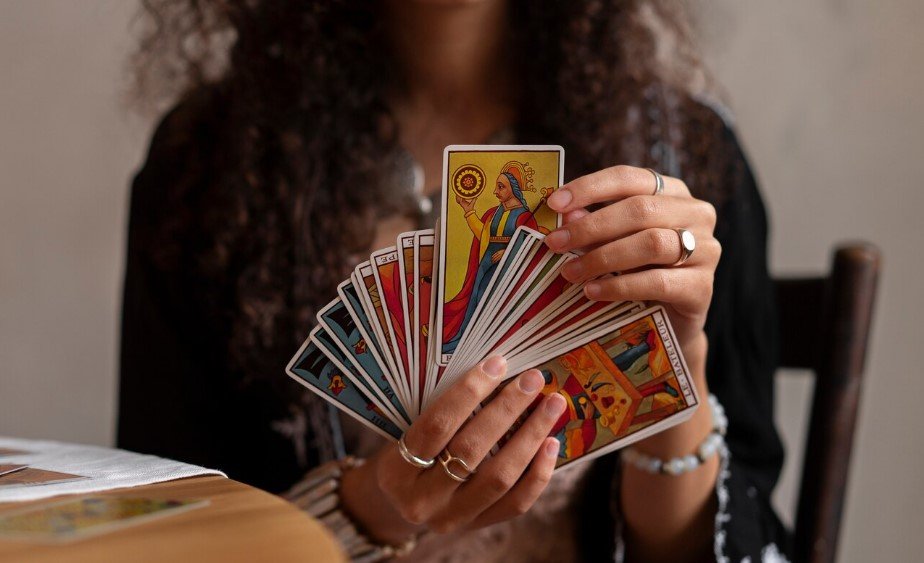 Lectura de Tarot en Miami con Esmeralda y Salvador: Un Viaje hacia el Futuro y el Amor